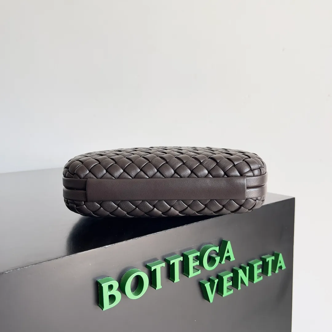 Batch 1860 BV Knot | The classic return of the evening bag. Original leather ➕ Stainless steel hardware ➕ 24k real gold plating ➕ Fully handmade. Those who know the history of our brand should have heard that the knot is a story of Bottega Veneta, and it is also one of the more important design elements. Matthieu Blazy's work this season sublimates Knot's classics, with a new knot design and a woven shoulder strap, plus Fouland Intreccio's weaving technology, adding some fashion to the retro and nostalgic feel of the past. Style number: 717622 Size: 20.5*6*12.5